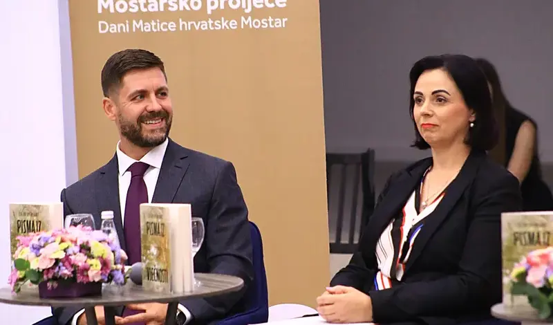 FOTO: U prepunoj Kosači predstavljena Pisma iz vječnosti! Predstavljači: Željko Andrijanić uspijeva održati pažnju čitatelja od prvog do zadnjeg slova