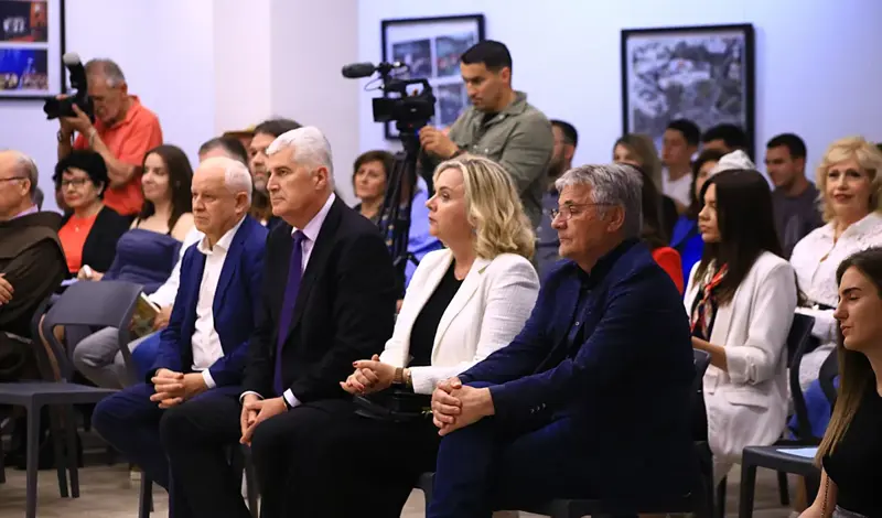 FOTO: U prepunoj Kosači predstavljena Pisma iz vječnosti! Predstavljači: Željko Andrijanić uspijeva održati pažnju čitatelja od prvog do zadnjeg slova