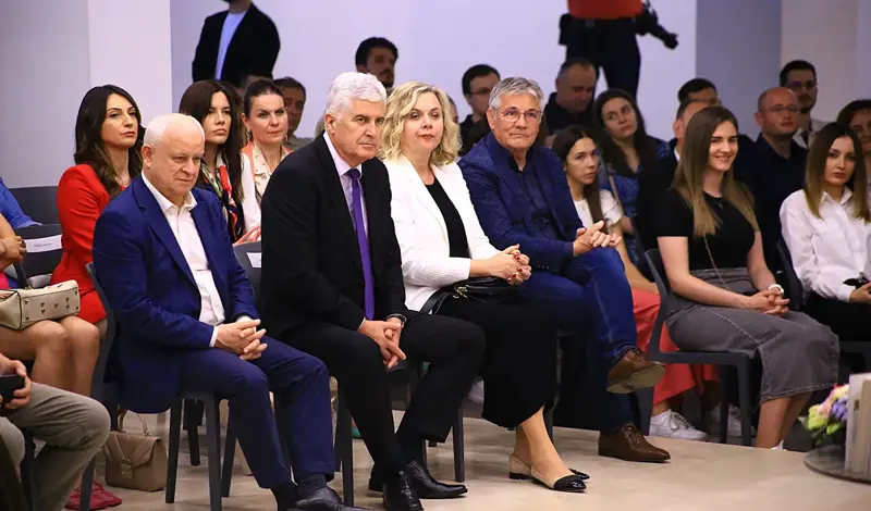 FOTO: U prepunoj Kosači predstavljena Pisma iz vječnosti! Predstavljači: Željko Andrijanić uspijeva održati pažnju čitatelja od prvog do zadnjeg slova