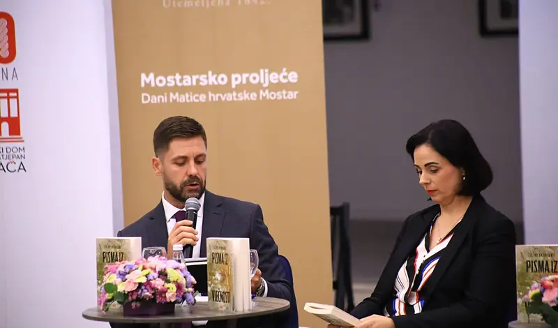 FOTO: U prepunoj Kosači predstavljena Pisma iz vječnosti! Predstavljači: Željko Andrijanić uspijeva održati pažnju čitatelja od prvog do zadnjeg slova