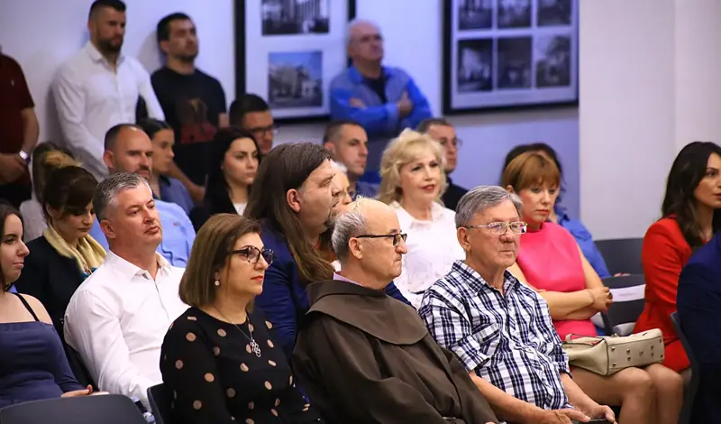 FOTO: U prepunoj Kosači predstavljena Pisma iz vječnosti! Predstavljači: Željko Andrijanić uspijeva održati pažnju čitatelja od prvog do zadnjeg slova