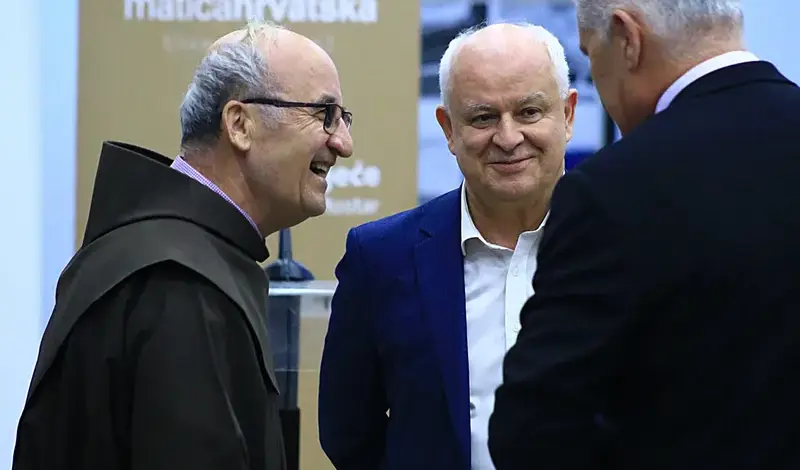 FOTO: U prepunoj Kosači predstavljena Pisma iz vječnosti! Predstavljači: Željko Andrijanić uspijeva održati pažnju čitatelja od prvog do zadnjeg slova