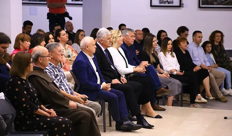 FOTO: U prepunoj Kosači predstavljena Pisma iz vječnosti! Predstavljači: Željko Andrijanić uspijeva održati pažnju čitatelja od prvog do zadnjeg slova
