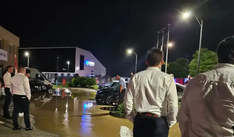 Nevrijeme u Hrvatskoj! Svatovi 'upali' u vodu, satima se čekalo na smirivanje, da se ode do auta