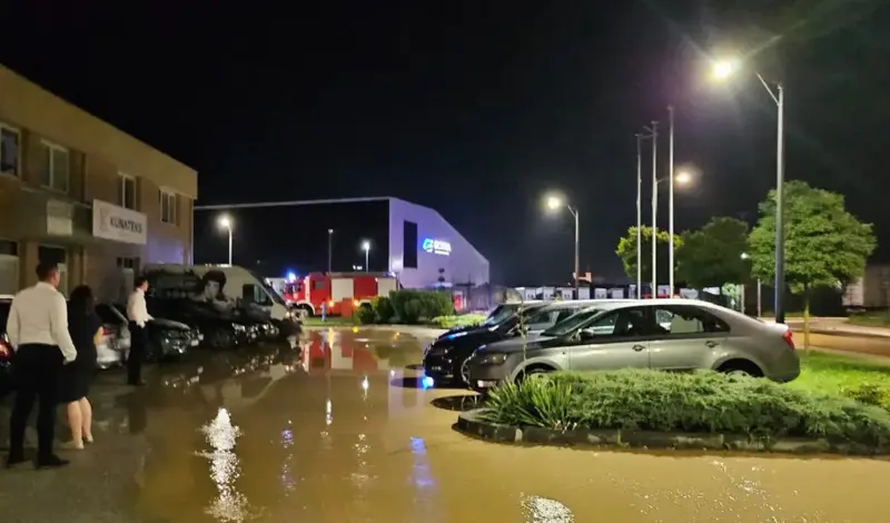 Nevrijeme u Hrvatskoj! Svatovi 'upali' u vodu, satima se čekalo na smirivanje, da se ode do auta