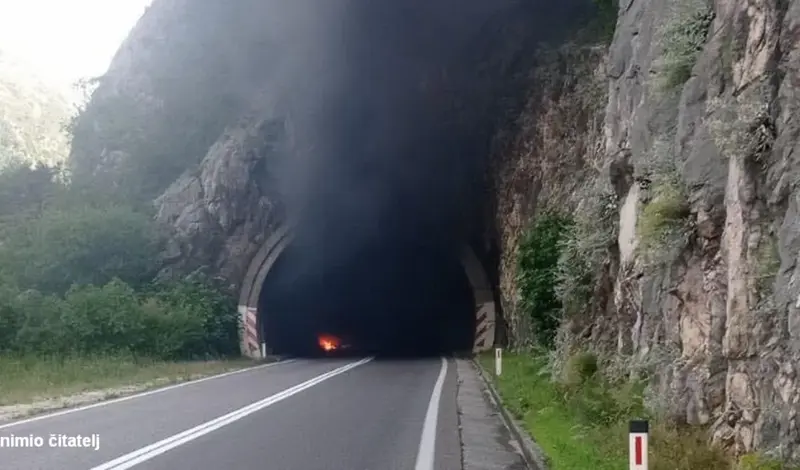TUNEL SALAKOVAC: U prometnoj sudjelovalo više vozila nakon čega je izbio i požar, promet blokiran