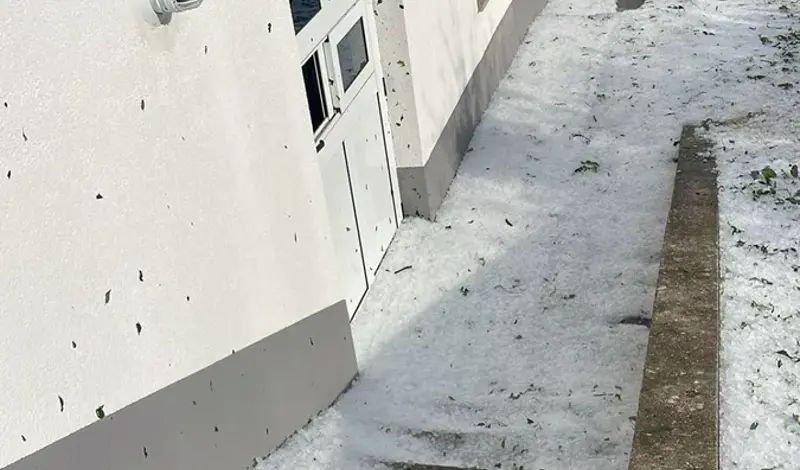 I ovo su posljedice nevremena u općini Grude: Fasada kao da su je geleri prošarali...