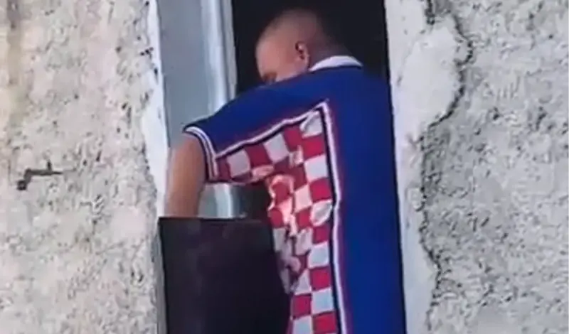 Navijači se iskaljivali na televizorima! Jedan ga bacio u dvorište, drugi ga iznio iz kafića i bacio u grmlje