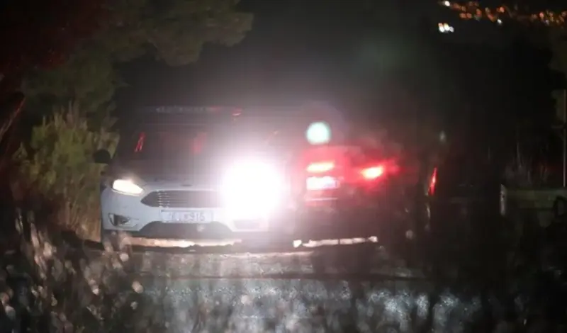 Obitelj se zaustavila uz cestu da provjeri kvar na autu, došlo do eksplozije koja je završila tragedijom