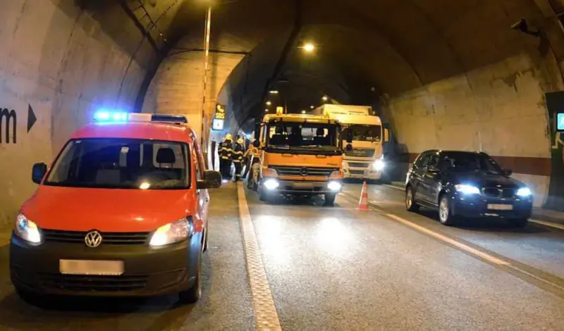 Kaos u tunelu Sveti Ilija prema Makarskoj! Gorio automobil bh. registracija