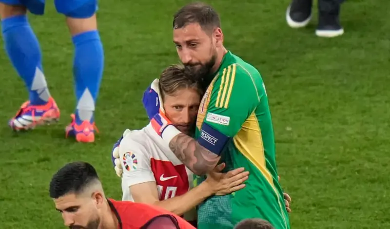 Slika koja lomi srca! Kapetan Italije zagrlio kapetana Hrvatske i zaplakao za njim!