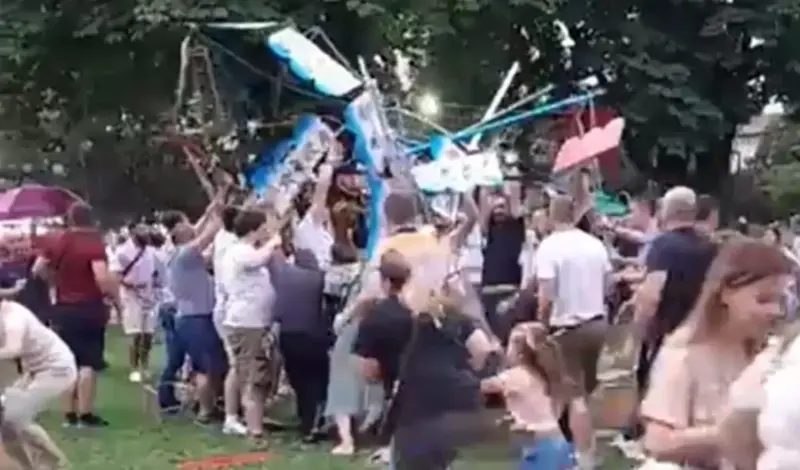 Ovo je trenutak kad su roditelji izvlačili djecu ispod ringišpila koji je pao