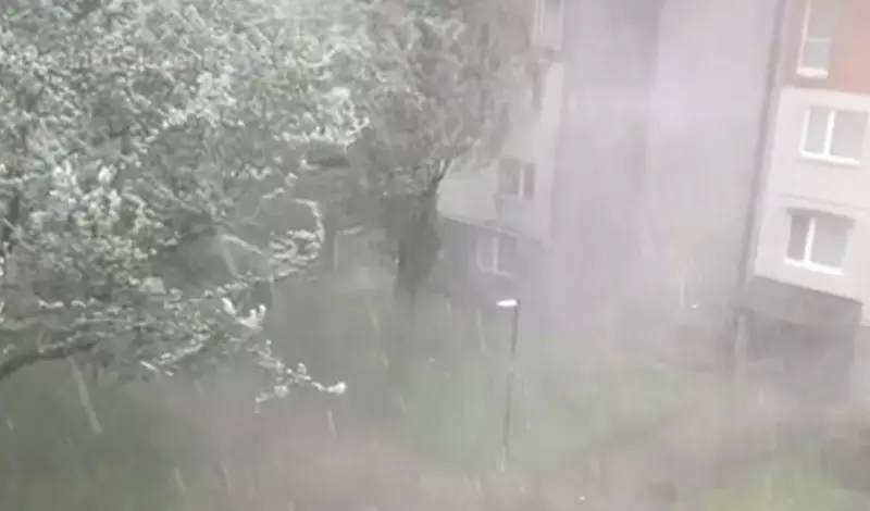 VIDEO Snažna oluja u Sloveniji. Vjetar čupao stabla, uništavao krovove 