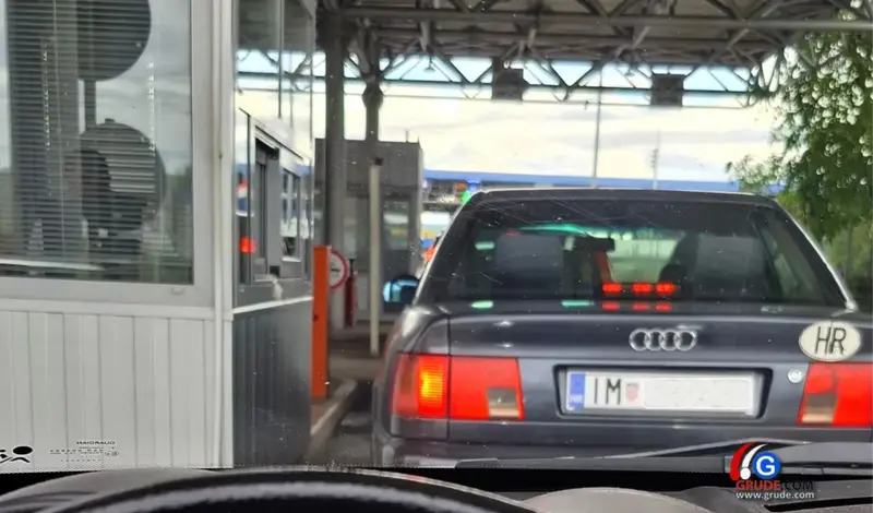 SVI SU NERVOZNI Kilometarske kolone na granici kod Imotskog prema moru i Hercegovini