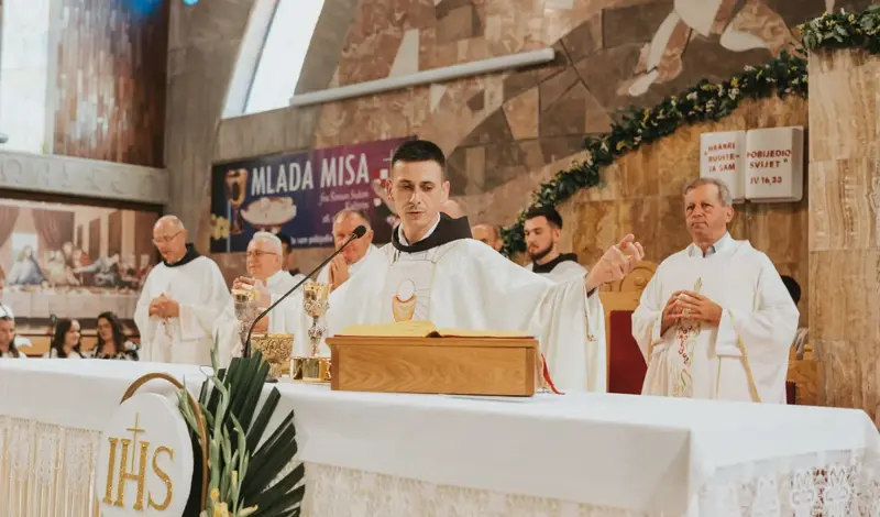 Četvrta mlada misa na Kočerinu u samo dvije godine! Fra Šimun Suton okupio brojne u veličanstvenom danu