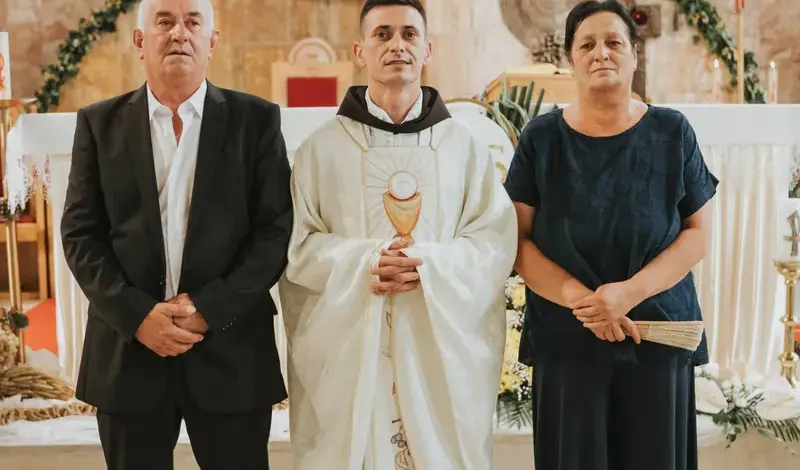 Četvrta mlada misa na Kočerinu u samo dvije godine! Fra Šimun Suton okupio brojne u veličanstvenom danu