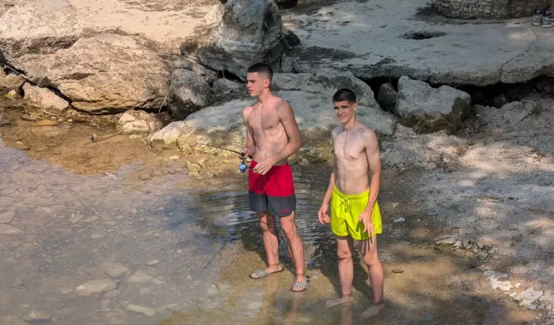Reportaža iz Drinovaca i s Drinovačkog Brda, s granice prepune živopisnih likova i raznih dogodovština