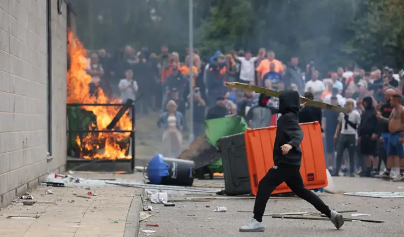 Veliki neredi u Engleskoj, podupiratelji azilanata pobjegli: 'Više niste dobrodošli'
