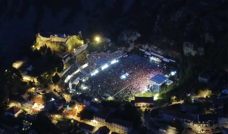 Thompson u Imotskom otpjevao novi hit i oduševio publiku VIDEO