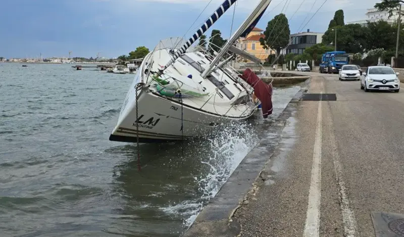 JAKO NEVRIJEME POGODILO DIJELOVE DALMACIJE: Spašeno desetero ljudi s nasukane jedrilice