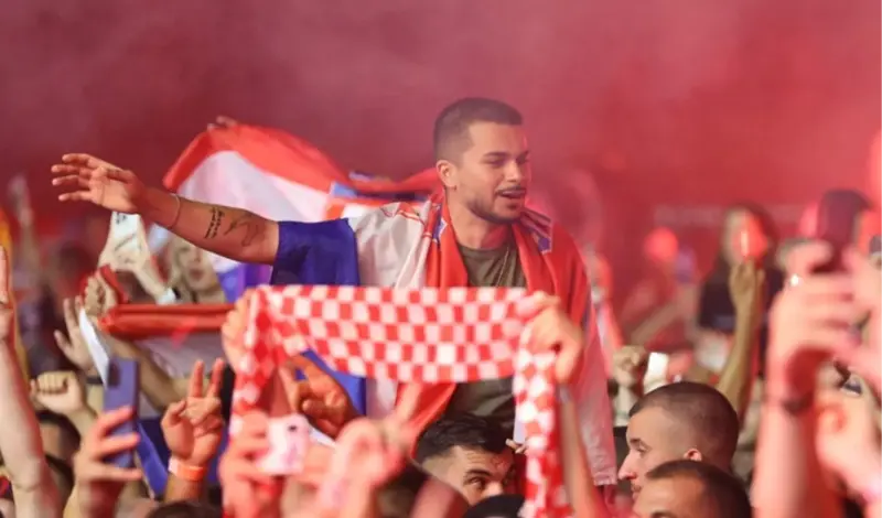 FOTO/VIDEO: Thompson održao koncert za pamćenje u Imotskom! Gotovo tri sata pjevao i završio s 'Vjetre s Dinare' 