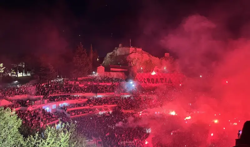 FOTO/VIDEO: Thompson održao koncert za pamćenje u Imotskom! Gotovo tri sata pjevao i završio s 'Vjetre s Dinare' 
