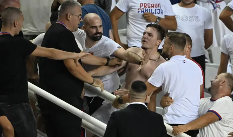 Kaos na Poljudu: Navijači se pokušali probiti u svečanu ložu, predmetima zasuli predsjednika Hajduka!