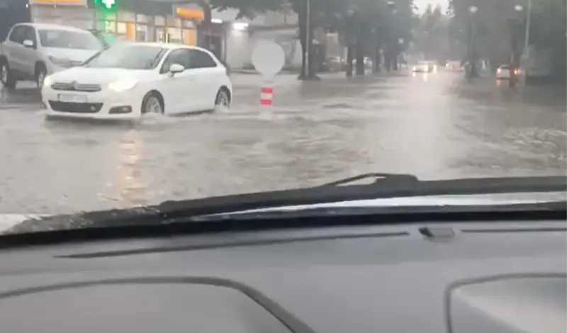 Nevrijeme u Banja Luci: Ulice pod vodom, nastao prometni kaos VIDEO