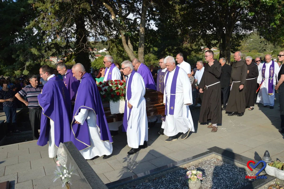 U rodnim Grljevićima sahranjen don Ivan Kordić FOTO