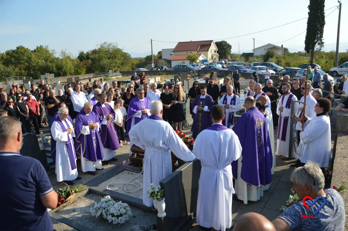 U rodnim Grljevićima sahranjen don Ivan Kordić FOTO