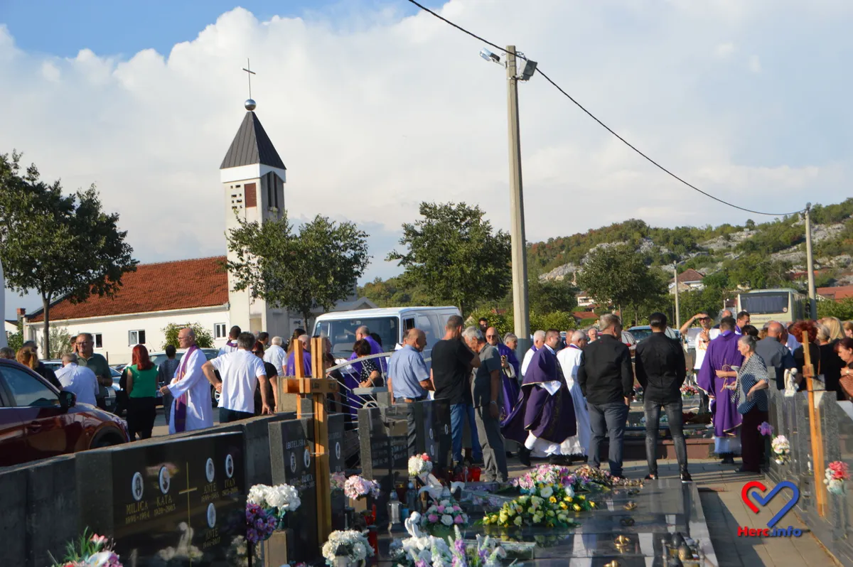 U rodnim Grljevićima sahranjen don Ivan Kordić FOTO