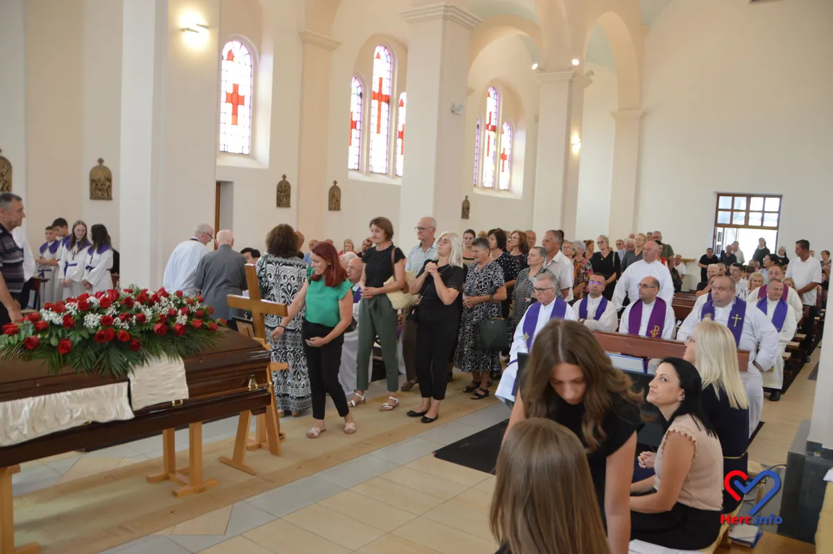 U rodnim Grljevićima sahranjen don Ivan Kordić FOTO