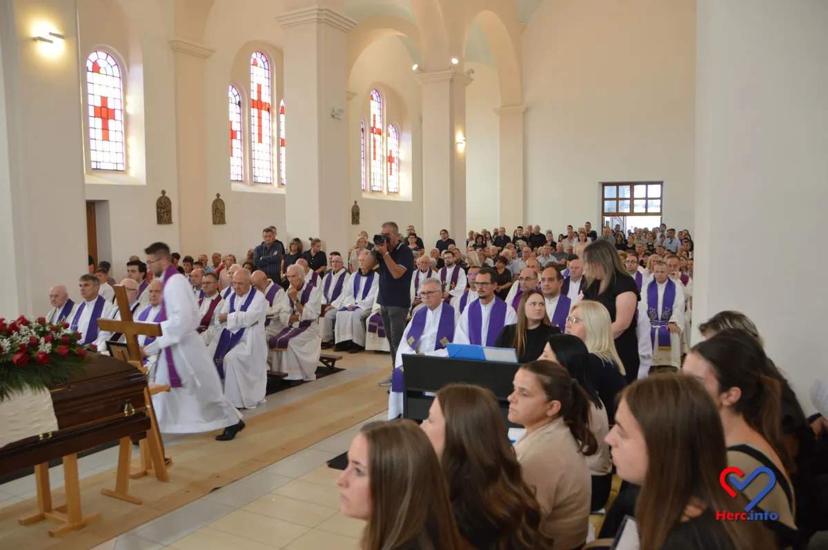 U rodnim Grljevićima sahranjen don Ivan Kordić FOTO