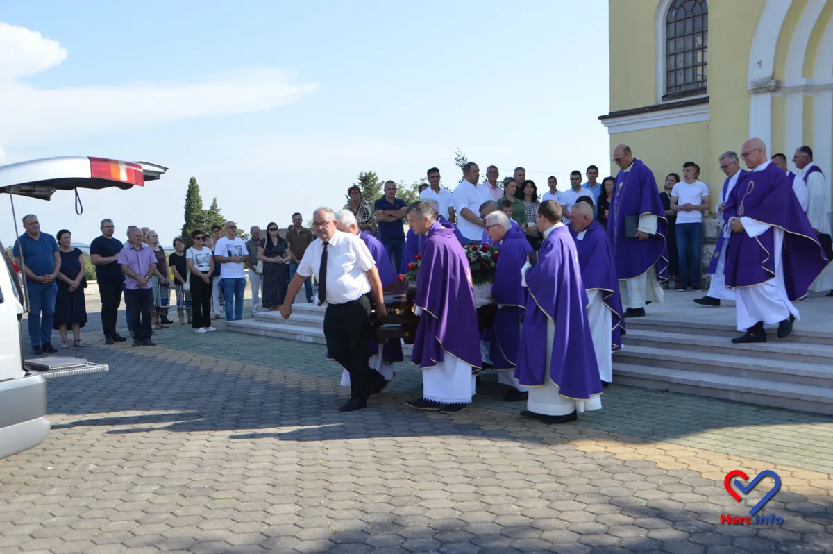 U rodnim Grljevićima sahranjen don Ivan Kordić FOTO