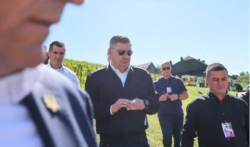 Milanović došao u berbu grožđa pa porezao prst