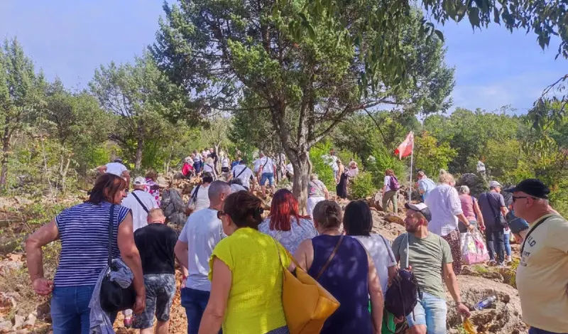 FOTO: Brojni vjernici danas u Međugorju! 'Bili bismo ovdje neovisno o odluci'