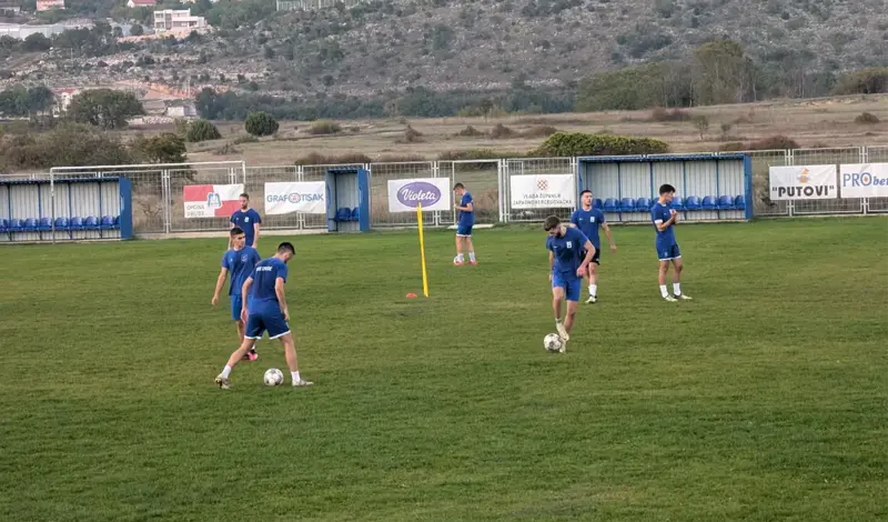 FOTO/VIDEO: Majice igrača HNK Grude natopljene znojem pred utakmicu s Brotnjom!