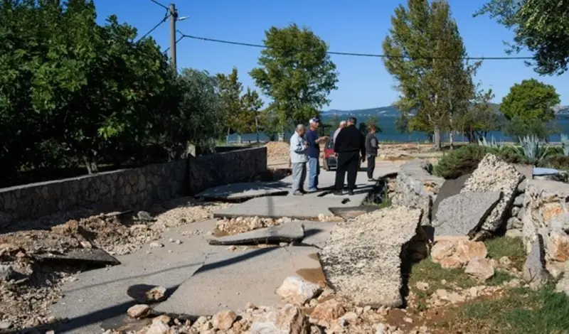 Posljedice bujica u Dalmaciji: Voda u kućama, podignut asfalt, porušena plaža... 