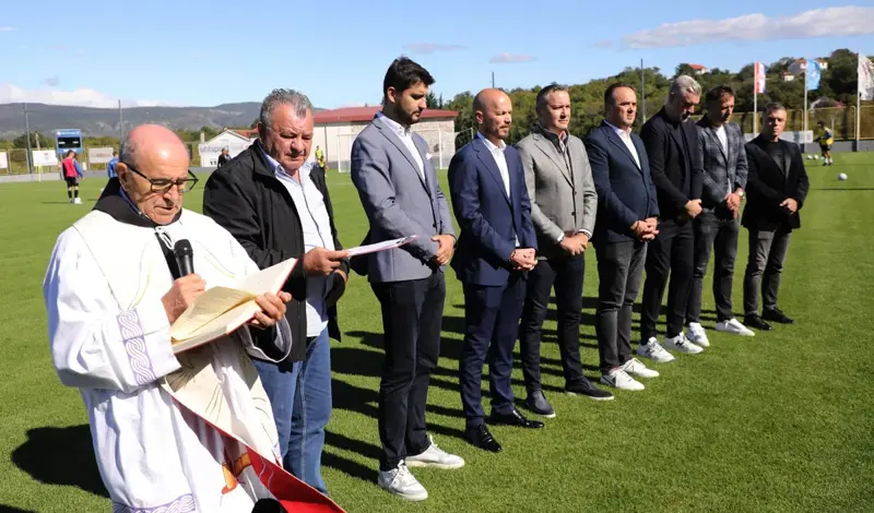 FOTO/VIDEO: Zmijavci dobili travu kao na Alianz areni! Domagoj Čulina im donio pobjedu! Pljeskali Thompson, Kustić, Pletikosa... 