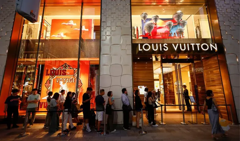 Vozilom u rikverc uletjeli u Louis Vuitton i u par minuta sve pokrali