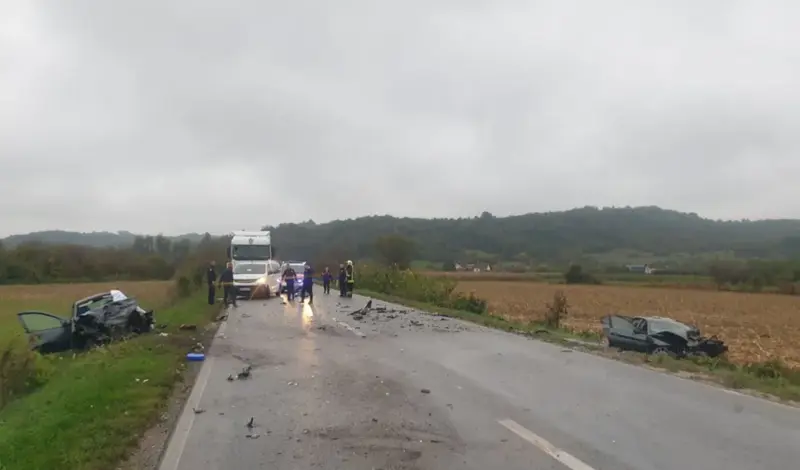 Nova teška nesreća na bh. cesti: Jedna osoba poginula, automobili rasuti po cesti