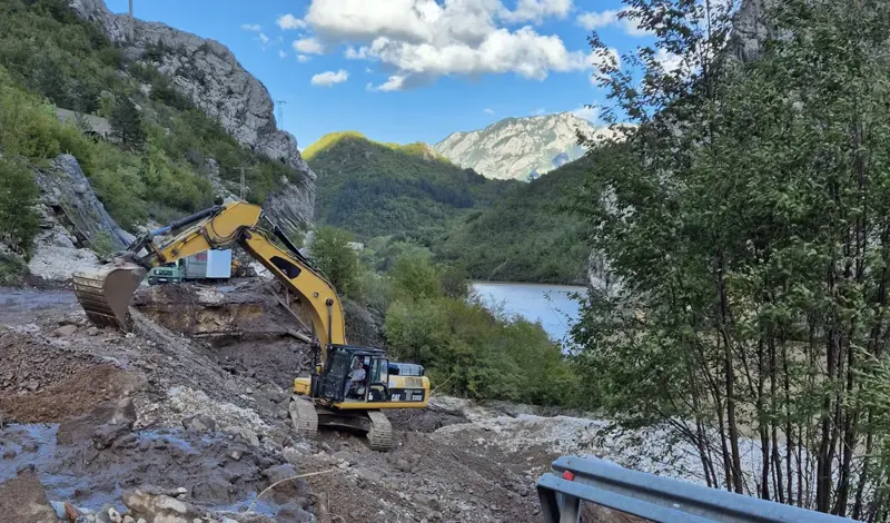 'Hvala Ledi i Grafotisku! Donirali kamione pitke vode unesrećenoj Jablanici. Heroji iz ZHŽ-a cijeli dan bili na terenu'