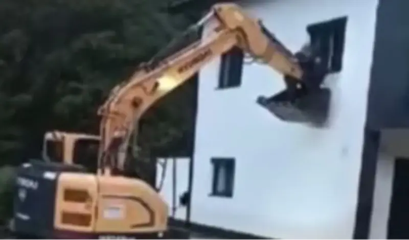 Poginula žena u Fojnici! VIDEO: Bager spašava ljude, s viših katova ulaze u kašiku
