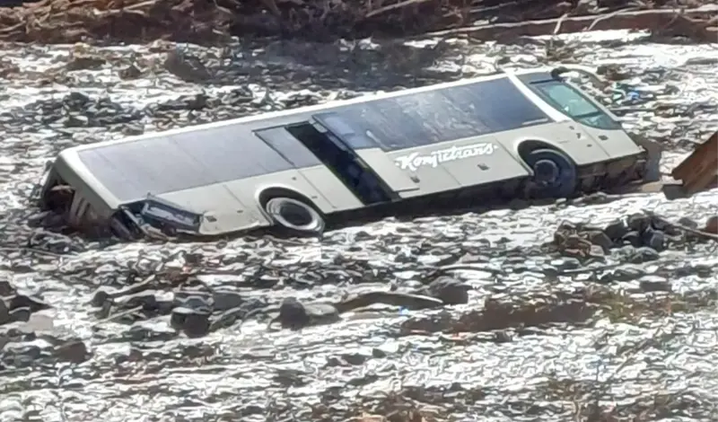 Autobus potopljen u Jablanici, kuća se odvaja od zemlje...