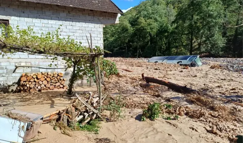 Autobus potopljen u Jablanici, kuća se odvaja od zemlje...