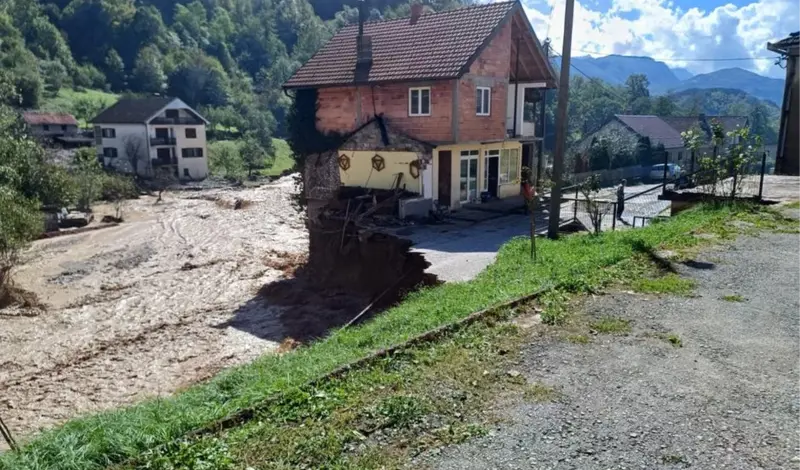 Autobus potopljen u Jablanici, kuća se odvaja od zemlje...