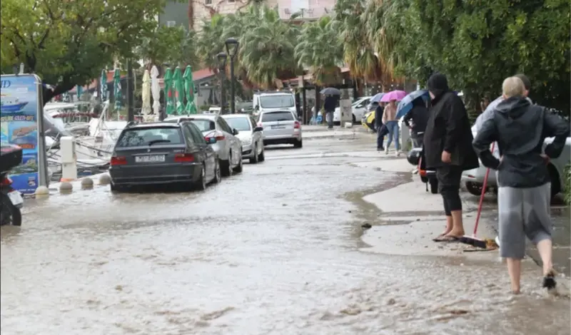 Velika poplava i brojni odroni u Podgori, voda ušla u kuće