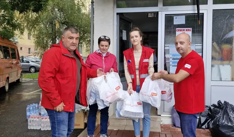 KATASTROFALNE POPLAVE U BiH: HT Eronet donirao SIM kartice i uređaje, prilagodio infrastrukturu, odrekao se prihoda od hum. telefona