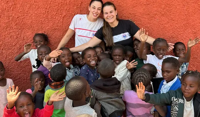 Djevojke iz Hercegovine u misiji u Africi! Volonterki Mariji Zorki Vasilj pridružile se Monika, Ivona, Anita, Lucija i Ivana. Učile su djecu i rukometu
