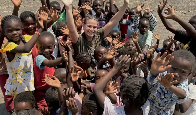 Djevojke iz Hercegovine u misiji u Africi! Volonterki Mariji Zorki Vasilj pridružile se Monika, Ivona, Anita, Lucija i Ivana. Učile su djecu i rukometu